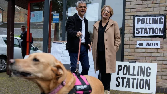 Londons B&uuml;rgermeister Sadiq Khan kommt mit seiner Frau Saadiya Ahmed und dem gemeinsamen Hund zur Stimmabgabe. - &copy; Kin Cheung/AP