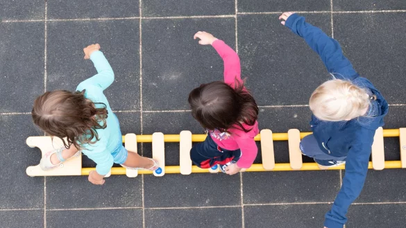 Die Zahl der Kinder unter drei Jahren in Kindertagesbetreuung ist zum 1. M&auml;rz 2024 im Vorjahresvergleich um rund 8.400 auf insgesamt 848.200 Kinder gesunken (Symbolbild). - &copy; Sebastian Kahnert/dpa-Zentralbild/dpa