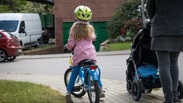 Kinder bis zum Alter von acht Jahren m&uuml;ssen mit dem Fahrrad auf dem Gehweg fahren - oder auf baulich von der Fahrbahn getrennten Radwegen. - &copy; Christin Klose/dpa-tmn/dpa