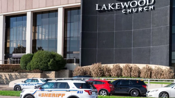 Bei der Kirche handelt es sich um die Lakewood Church des protestantischen Celebrity-Predigers Joel Osteen. - © Kirk Sides/Houston Chronicle/AP/dpa