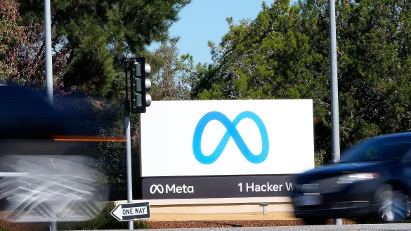 Ein Meta-Logo in der Unternehmenszentrale in Menlo Park in den USA. - &copy; Tony Avelar/AP/dpa