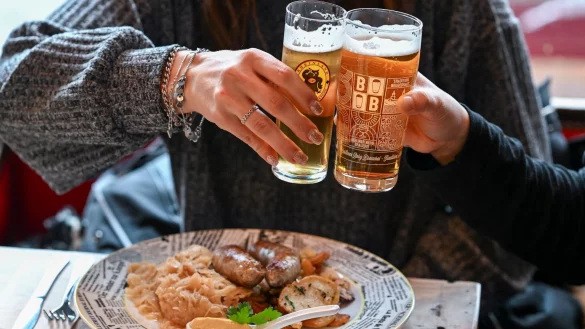 Das Gastgewerbe in Deutschland ist 2023 kaum gewachsen. - © Jens Kalaene/dpa