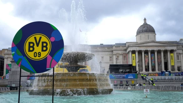 Das Fu&szlig;ball-Emblem des BVB schm&uuml;ckt den Trafalgar Square bei der Er&ouml;ffnung des Champions-Leage-Festivals. - &copy; Kirsty Wigglesworth/AP/dpa