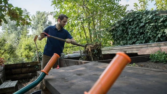 Ab auf den Haufen: Viele Gartenabf&auml;lle eignen sich zum Kompostieren. - &copy; Christin Klose/dpa-tmn/dpa