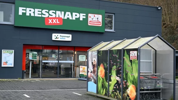 Das Logo von Fressnapf xxl-Markt hängt an der Fassade eines Marktes. - © Federico Gambarini/dpa