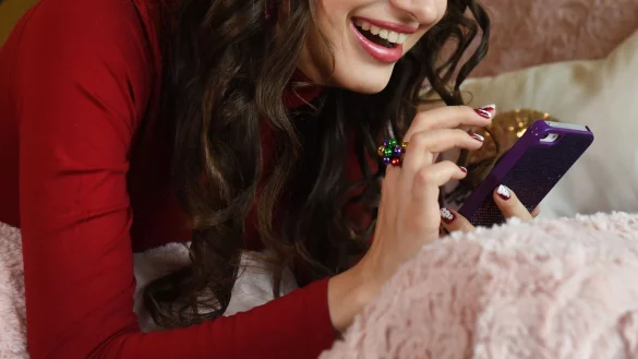 ChatGPT - ein Kom&ouml;diant f&uuml;r die Handtasche? (Archivbild) - &copy; Jens Kalaene/dpa-Zentralbild/dpa