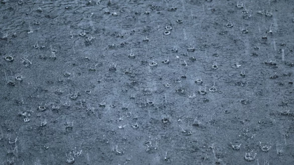 Starkregen prasselt w&auml;hrend eines Gewitters auf eine Stra&szlig;e. - &copy; Arne Dedert/dpa/Symbolbild