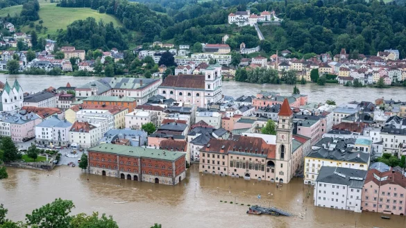 Teile der Altstadt von Passau sind vom Hochwasser der Donau überflutet. - © Armin Weigel/dpa