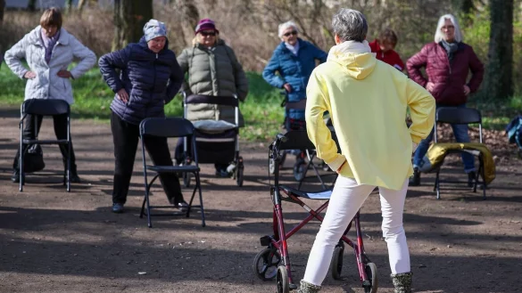 Kein Leistungsport: Yoga-Trainerin Kathrin Fritzsche will die Teilnehmerinnen und Teilnehmer zu Bewegung motivieren und f&uuml;r bewusste K&ouml;rperhaltung sensibilisieren. - &copy; Jan Woitas/dpa