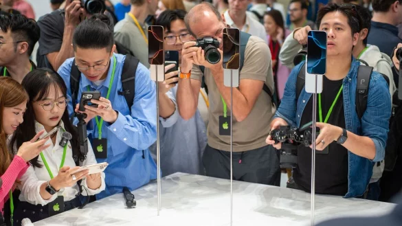 Die neuen iPhones sollen Apple in die KI-Ära bringen. - © Andrej Sokolow/dpa