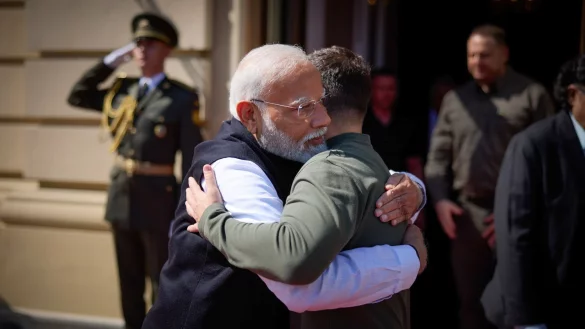 Auch Selenskyj bekommt seine Umarmung von Modi - genauso wie wenige Wochen zuvor Kremlchef Putin. - &copy; Ukrainian Presidential Press Office/AP/dpa