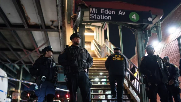 New Yorker Polizisten stehen nach Schüssen an der U-Bahn-Station Mount Eden Avenue im New Yorker Stadtbezirk Bronx Wache. - © Eduardo Munoz Alvarez/FR171643 AP/dpa