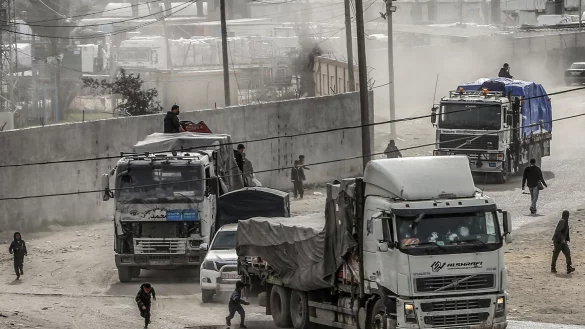 Lastwagen mit Hilfsg&uuml;tern fahren &uuml;ber den Grenz&uuml;bergang Kerem Schalom bei Rafah in den Gazastreifen ein (Archivbild). - &copy; Abed Rahim Khatib/dpa