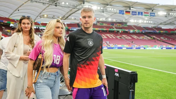 Deutschlands Spieler Maximilian Mittelstädt geht mit seiner Freundin Lea Prinz durchs Stadion. - © Christian Charisius/dpa