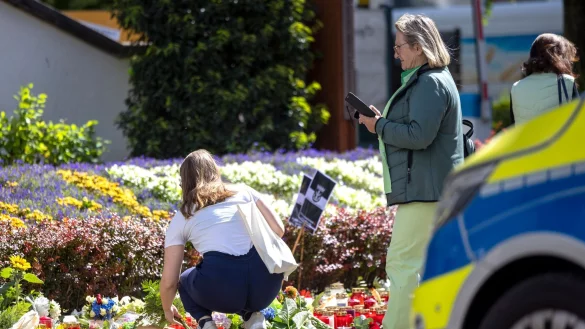 Vor der Kirche in der N&auml;he des Tatorts ist ein Blumenmeer entstanden. - &copy; Thomas Banneyer/dpa