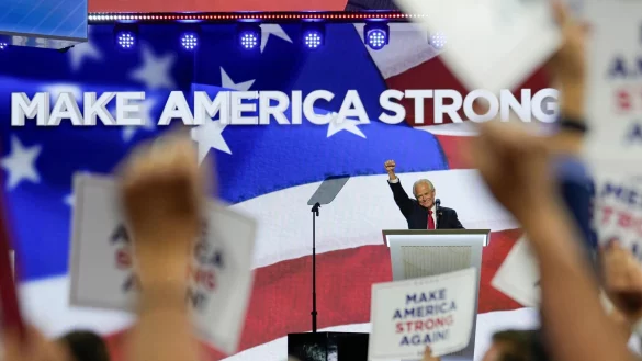 Vom Gef&auml;ngnis in Miami auf die B&uuml;hne in Milwaukee: der Trump-Verb&uuml;ndete Peter Navarro. - &copy; Carolyn Kaster/AP/dpa