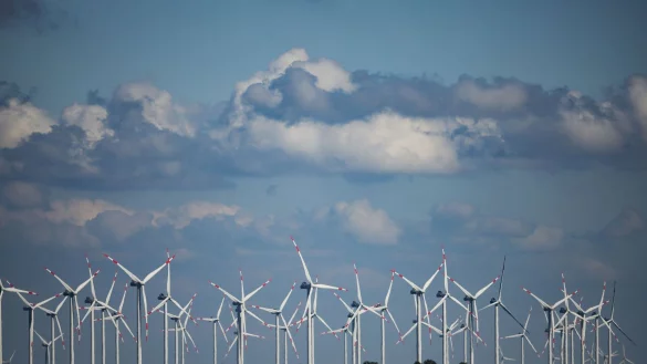 Windr&auml;der sich in einem Windpark an der Nordsee bei Bordelum. - &copy; Christian Charisius/dpa