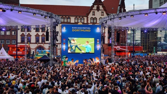 Besucher verfolgen beim Public Viewing in der Fanzone Dortmund ein Spiel. - &copy; Bernd Thissen/dpa