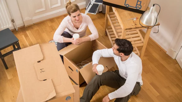 Wenn Paare zusammenziehen, bringt das mehr Nähe und neue Gewohnheiten, kann aber auch zu Streit über Ordnung und die Hausarbeit führen. - © Christin Klose/dpa-tmn