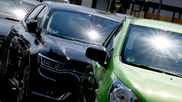 Auch im Auto kann lange Sonneneinstrahlung zu Sonnenbrand, Hautalterung und Krebs f&uuml;hren. - &copy; Britta Pedersen/dpa-Zentralbild/dpa-tmn