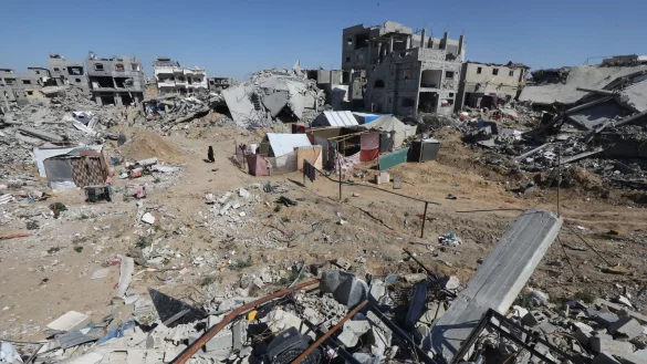 Binnenvertriebene Pal&auml;stinenser errichteten Zelte auf den Ruinen des Lagers Chan Junis, nachdem die israelische Armee sie aufgefordert hatte, die Stadt Rafah zu r&auml;umen. - &copy; Omar Naaman/dpa