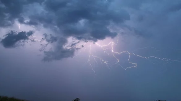 Ein Blitz zuckt bei einem Sommergewitter am abendlichen Himmel. (Symbolbild) - &copy; Alexander Wolf/onw-images/dpa