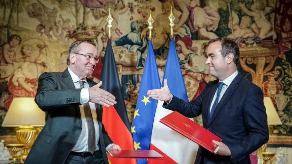 Boris Pistorius (l) und S&eacute;bastien Lecornu geben sich nach der Unterzeichnung der Absichtserkl&auml;rung beider L&auml;nder f&uuml;r das Kampfpanzersystem der Zukunft die Hand. - &copy; Kay Nietfeld/dpa