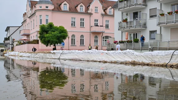 Erste Stra&szlig;en sind in Eisenh&uuml;ttenstadt &uuml;berflutet. Die Stadt muss sich auf weiter steigende Wasserst&auml;nde einstellen. - &copy; Patrick Pleul/dpa