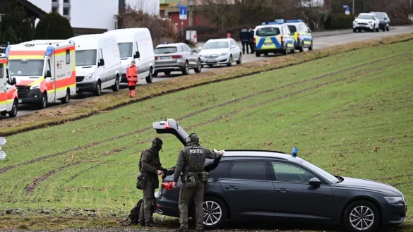 Die Polizei sperrte das Haus weitr&auml;umig ab und evakuierte umliegende Geb&auml;ude. - &copy; Bernd Wei&szlig;brod/dpa