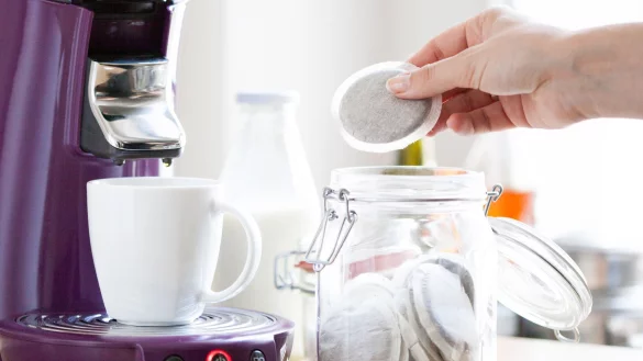 Zwar &uuml;berzeugte fast die H&auml;lfte der getesteten Crema-Pads geschmacklich, doch Schadstoffe sowie Defizite im Kaffeeanbau f&uuml;hrten bei vielen Produkten zu erheblichen Abwertungen. - &copy; Christin Klose/dpa-tmn