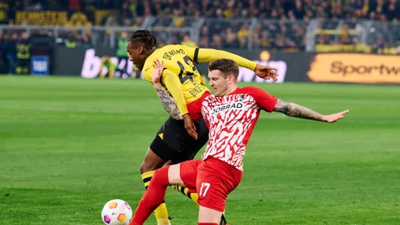 Dortmunds Jamie Bynoe-Gittens und Lukas K&uuml;bler von Freiburg in Aktion. - &copy; Bernd Thissen/dpa