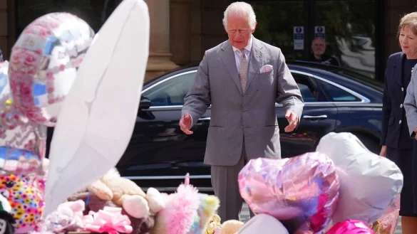 Der K&ouml;nig machte sich in Southport ein Bild von der Trauer. - &copy; Owen Humphreys/PA Wire/dpa