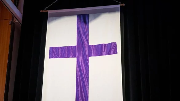 Die Kirchenfahne der Evangelischen Kirche in Deutschland ist auf der B&uuml;hne der bayerischen Landessynode aufgestellt. - &copy; Daniel Vogl/dpa