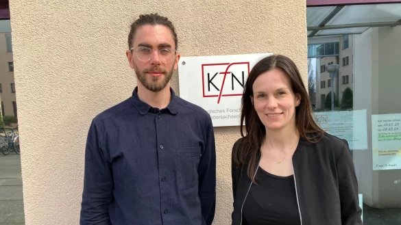 Philipp M&uuml;ller und Laura-Romina Goede sind Mitautoren der neuen Studie &laquo;Gewalt gegen M&auml;nner in Partnerschaften&raquo; des Kriminologischen Forschungsinstituts Niedersachsen (KFN). - &copy; Christina Sticht/dpa