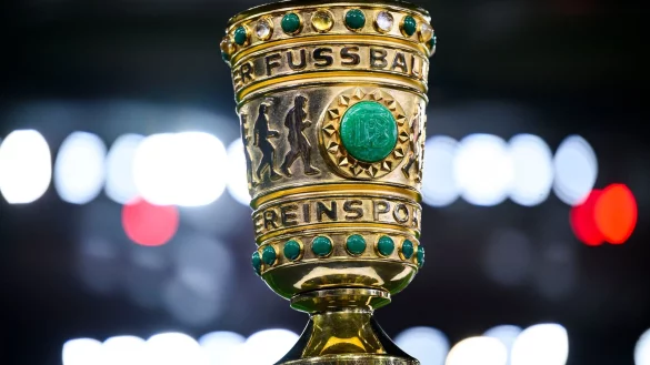 Die Troph&auml;e des DFB-Pokals steht vor dem Spiel im Stadion. - &copy; Tom Weller/dpa
