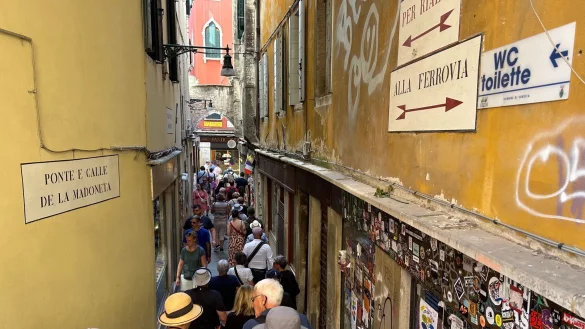 Volle Gassen, viel Gedr&auml;nge: Venedig z&auml;hlt zu den St&auml;dten, die am meisten mit Overtourism zu k&auml;mpfen haben. - &copy; Christoph Sator/dpa