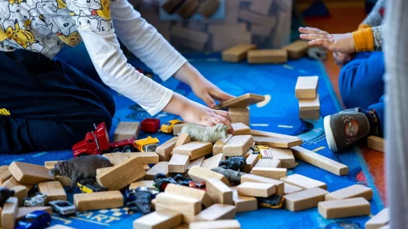 Ein Junge und ein M&auml;dchen spielen zusammen. - &copy; Jens B&uuml;ttner/dpa
