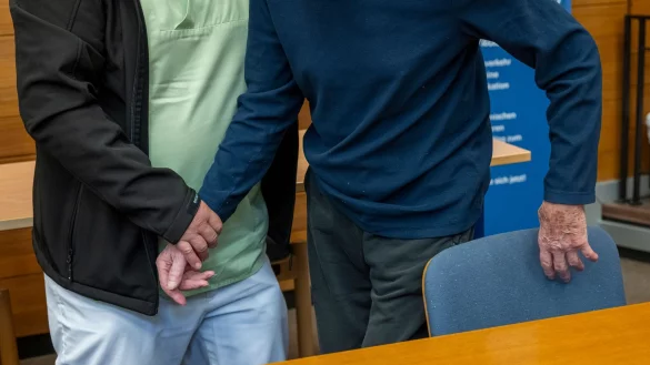 Ein Pfleger f&uuml;hrte den alten Mann in den Gerichtssaal. - &copy; Peter Kneffel/dpa