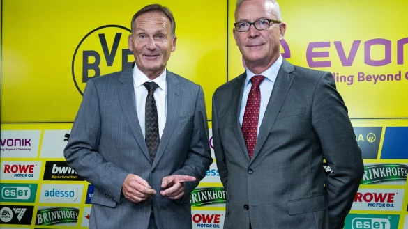 Hans-Joachim Watzke (l) und Thomas Tre&szlig; von Borussia Dortmund bei der Bilanzpressekonferenz im vergangenen Jahr. (Foto Archiv) - &copy; Guido Kirchner/dpa