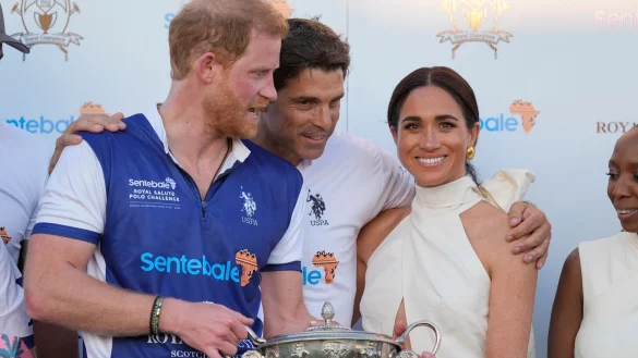 Der argentinische Profi-Polospieler Ignacio "Nacho" Figueras (M) umarmt den britischen Prinzen Harry (l) und seine Frau Meghan Markle. - © Rebecca Blackwell/AP