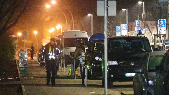 Ein Spezialanh&auml;nger mit einer speziellen Sicherheitstruhe (blauer, runder Deckel), steht in der Sebastianstra&szlig;e. - &copy; Annette Riedl/dpa