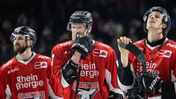 Die K&ouml;lner um Stanislav Dietz (M) stehen nach dem 1:6 auf dem Eis. - &copy; Rolf Vennenbernd/dpa