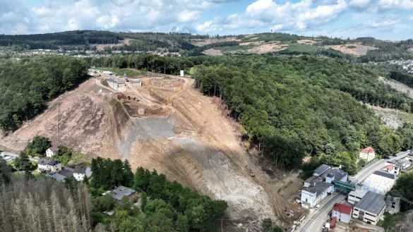 Die Bauarbeiten in L&uuml;denscheid sind nach Sprengung der Autobahnbr&uuml;cke angelaufen. - &copy; Dieter Menne/dpa