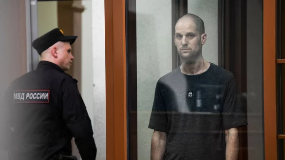 «Wall Street Journal»-Reporter Evan Gershkovich (r) wurde von einem russischen Gericht wegen angeblicher Spionage zu 16 Jahren Haft verurteilt. Sein Arbeitgeber und die USA wiesen die Vorwürfe als erfunden zurück. (Archivbild) - © Dmitri Lovetsky/AP/dpa