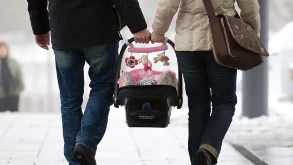 Im Wochenbett brauchen M&uuml;tter Unterst&uuml;tzung. Hilfreich ist es, wenn der zweite Elternteil in den ersten Lebenswochen des Kindes Elternzeit hat. - &copy; Friso Gentsch/dpa