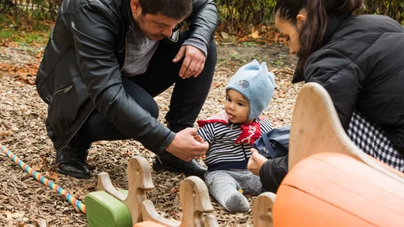 Dem Elternzeitantrag eine Absichtsbekundung beizulegen, l&auml;sst Paare beim beruflichen Wiedereinstieg flexibler agieren, etwa f&uuml;r den Fall, dass sie doch nicht rechtzeitig einen Krippenplatz finden. - &copy; Christin Klose/dpa-tmn/dpa