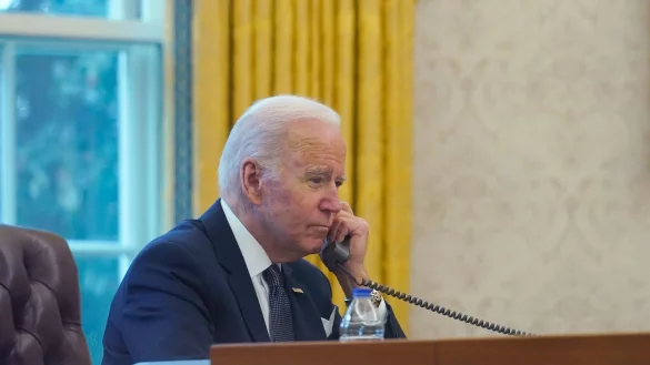 Ein falscher Joe Biden soll Demokraten in New Hampshire dazu aufgerufen haben, nicht an den Vorwahlen in dem US-Bundesstaat teilzunehmen. Das löst neue Sorgen um KI-Fakes aus (Archivbild). - © Susan Walsh/AP/dpa