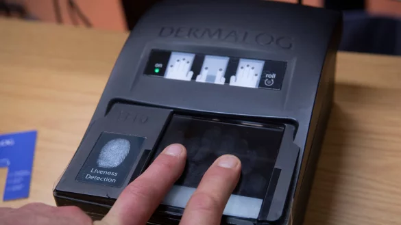 G&auml;ngige Praxis: F&uuml;r einen Personalausweis werden Fingerabdr&uuml;cke gescannt. - &copy; Paul Zinken/dpa