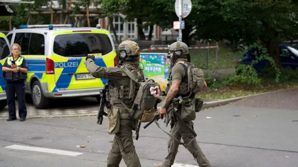 In Wuppertal l&auml;uft rund um die Agentur f&uuml;r Arbeit ein gr&ouml;&szlig;erer Polizeieinsatz. - &copy; Tim Oelbermann/dpa