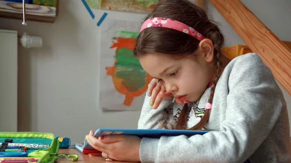 Ausreichend Abstand vom Text und Pausen: Beim Lesen brauchen die Augen immer wieder eine Entlastung. - &copy; Mascha Brichta/dpa-tmn